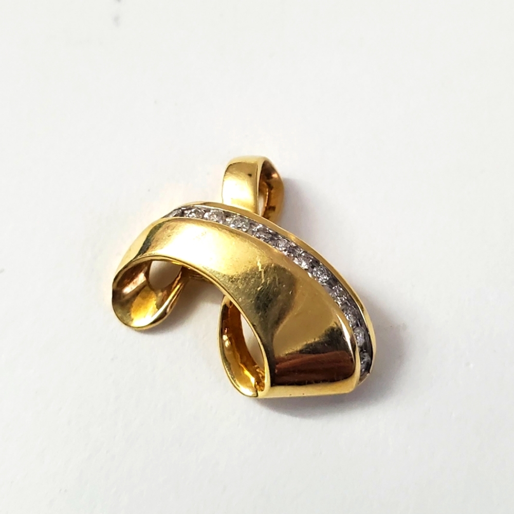 Unique 14K Gold Diamond Omega Pendant – Sleek and Sophisticated Elegance